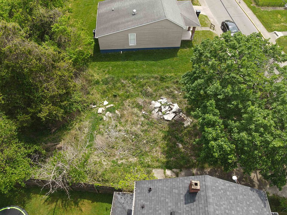 2nd image of 2315 Moore St