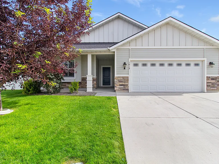1015 White Birch Ave — Photo 1