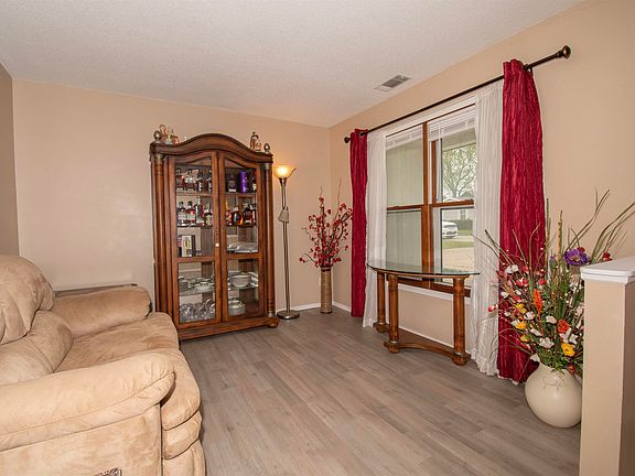 4th image of 102 Highland Park Dr