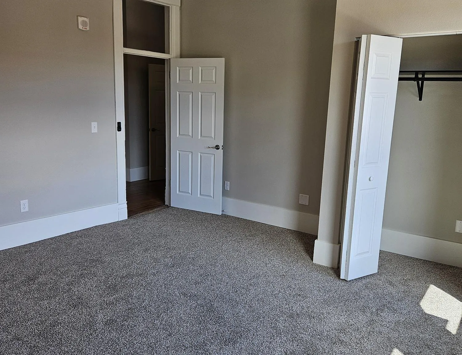 201 W Main (Florence Hotel Apartments) - 8 — Photo 3