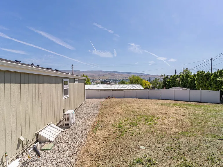 2474 Lemaister Ave — Photo 19