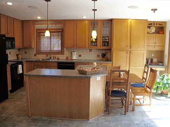 3rd image of 624 Heinel Dr