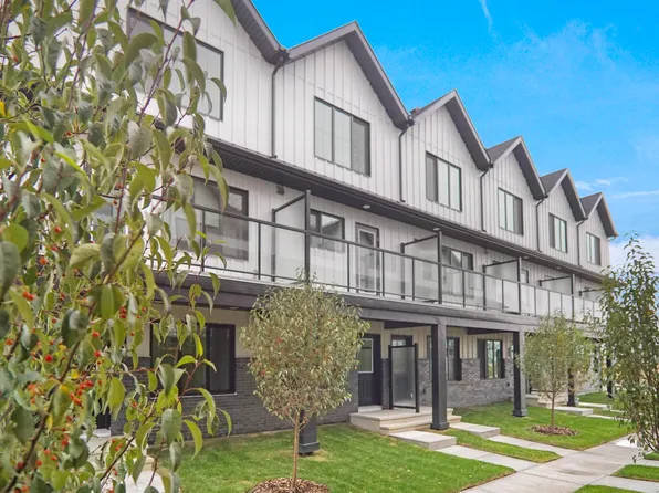 29 Airport Rd NW #4, Edmonton, AB T5G 0W7