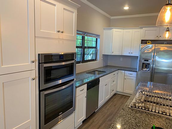 Kitchen has gas cooktop