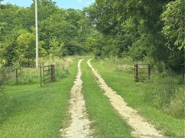 18740 SW State Route V, Dearborn, MO 64439