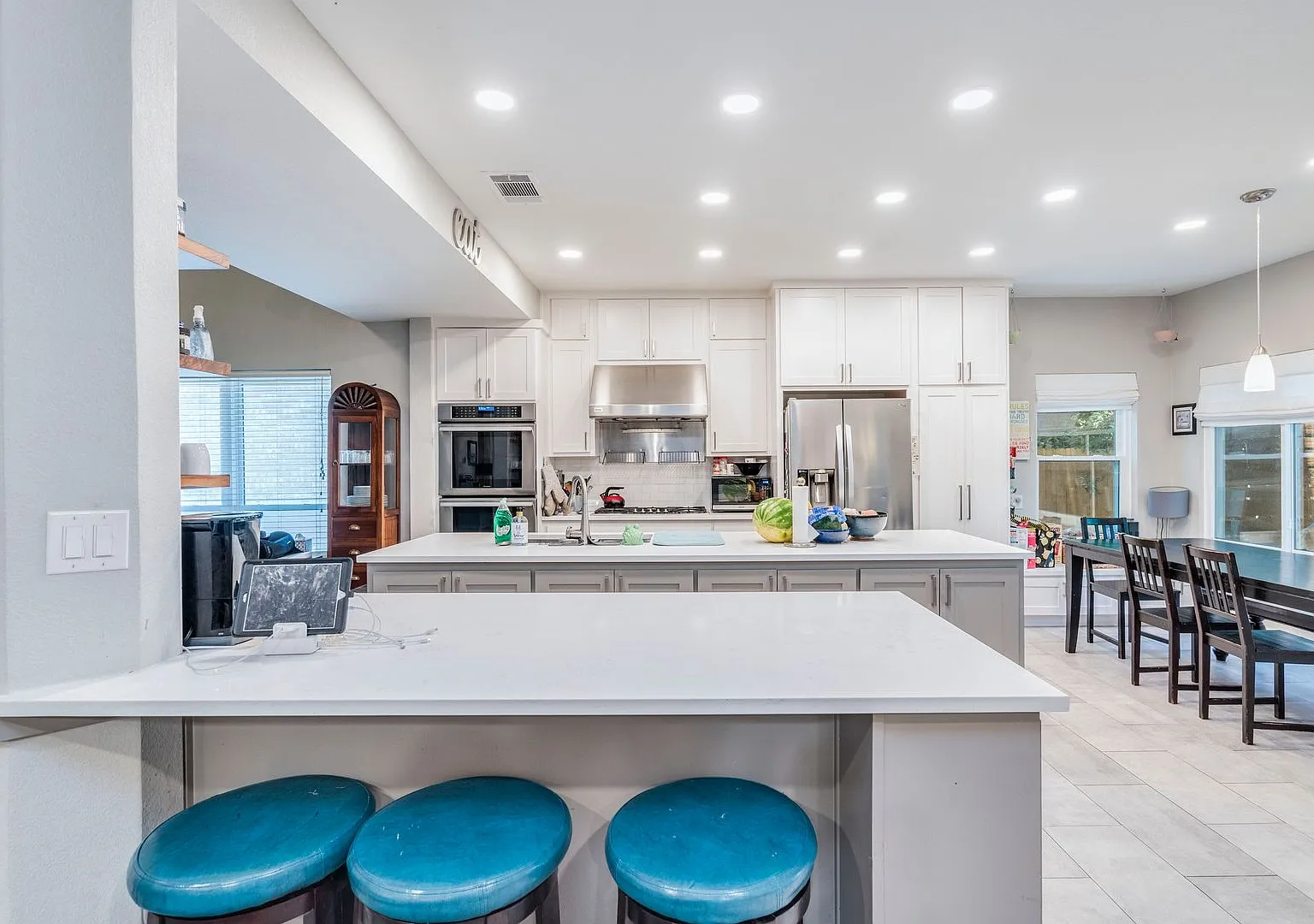 Welcome to this stylish 4 bed, 3.5 bathroom!! — Photo 1