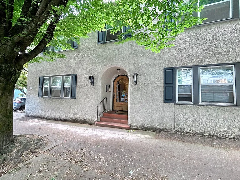 1035 SE 12th Ave — Photo 1