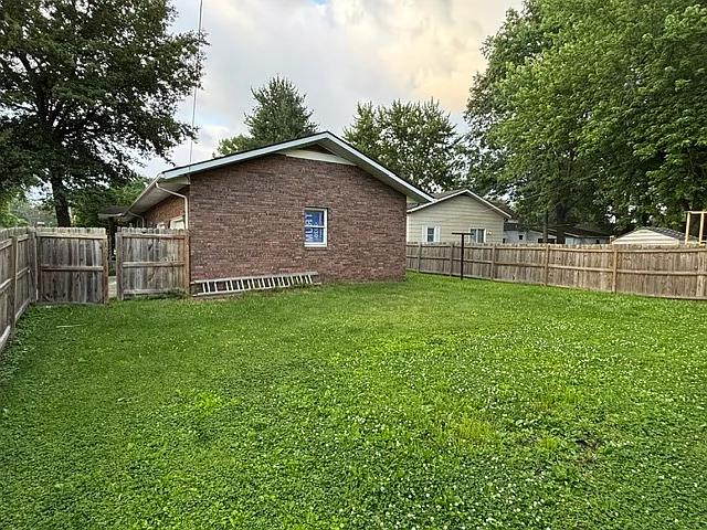 6 ft. privacy fence and side yard.