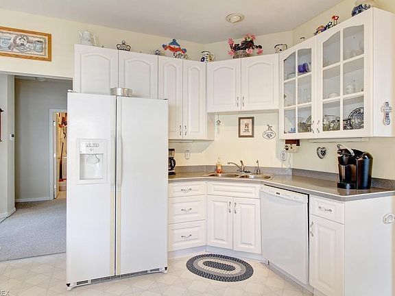 3rd image of 722 Woodlake Dr