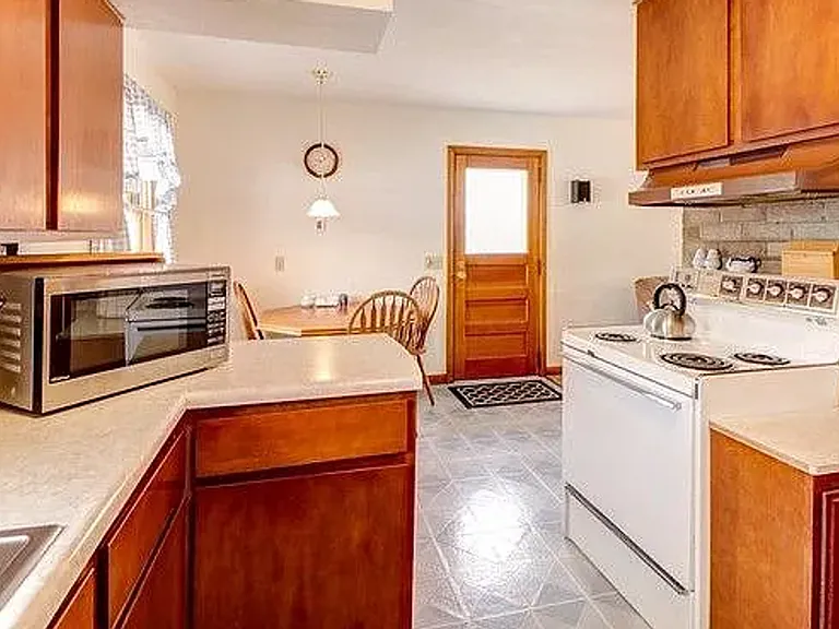 1202 Cambridge Dr — Photo 4