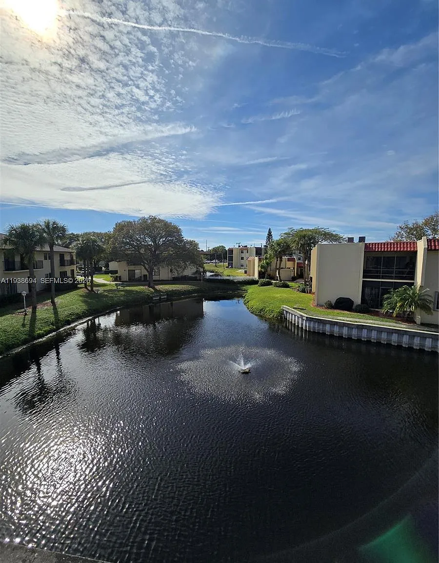 Island House Condominium — Photo 2