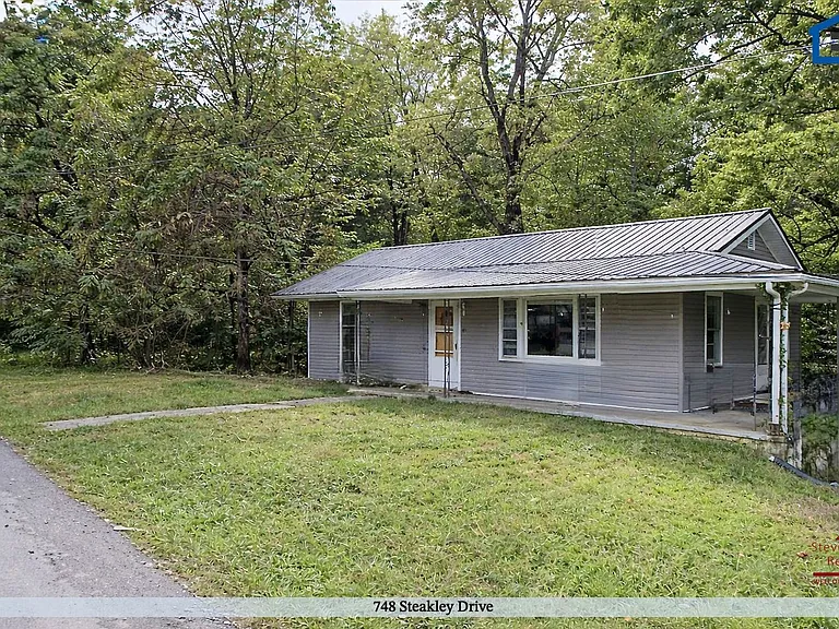 748 Steakley Dr — Photo 2
