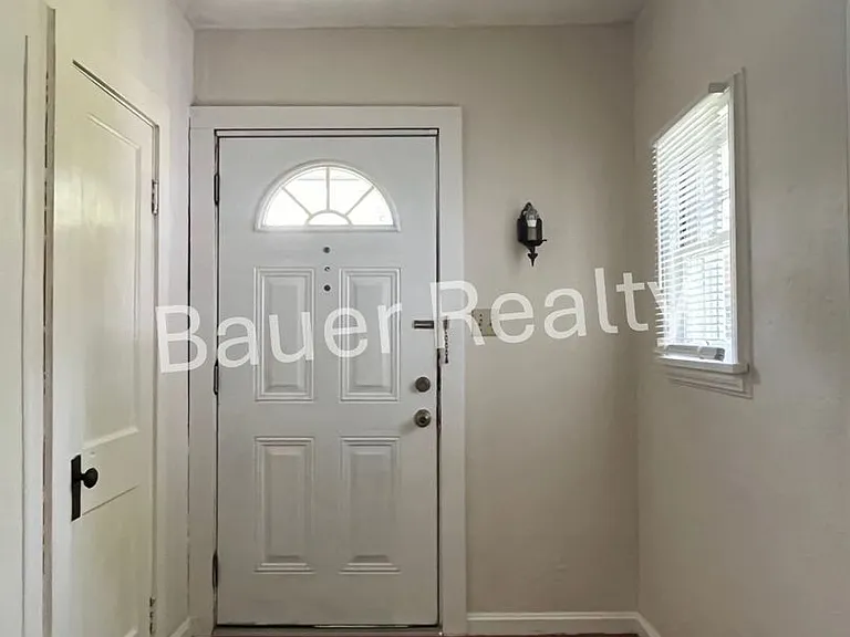 728 W 10th St — Photo 5