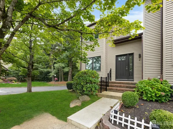 4 Belaire Ct, Old Bridge, NJ 08857