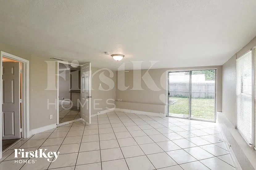 4 bed, 2.0 bath, 1255 sqft, $3,180 — Photo 3