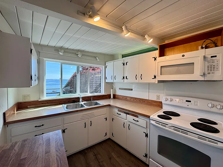 7862 NE Yeomalt Point Dr — Photo 4