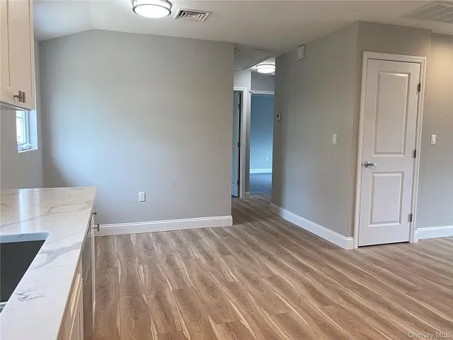 3 bed, 1.0 bath, 890 sqft, $3,350 — Photo 3