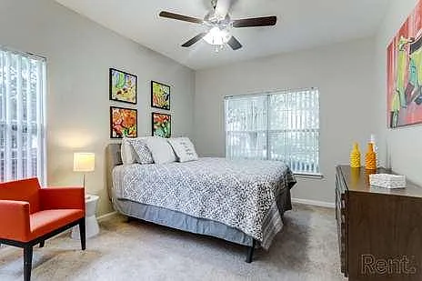 Water's Edge Apartments — Photo 32