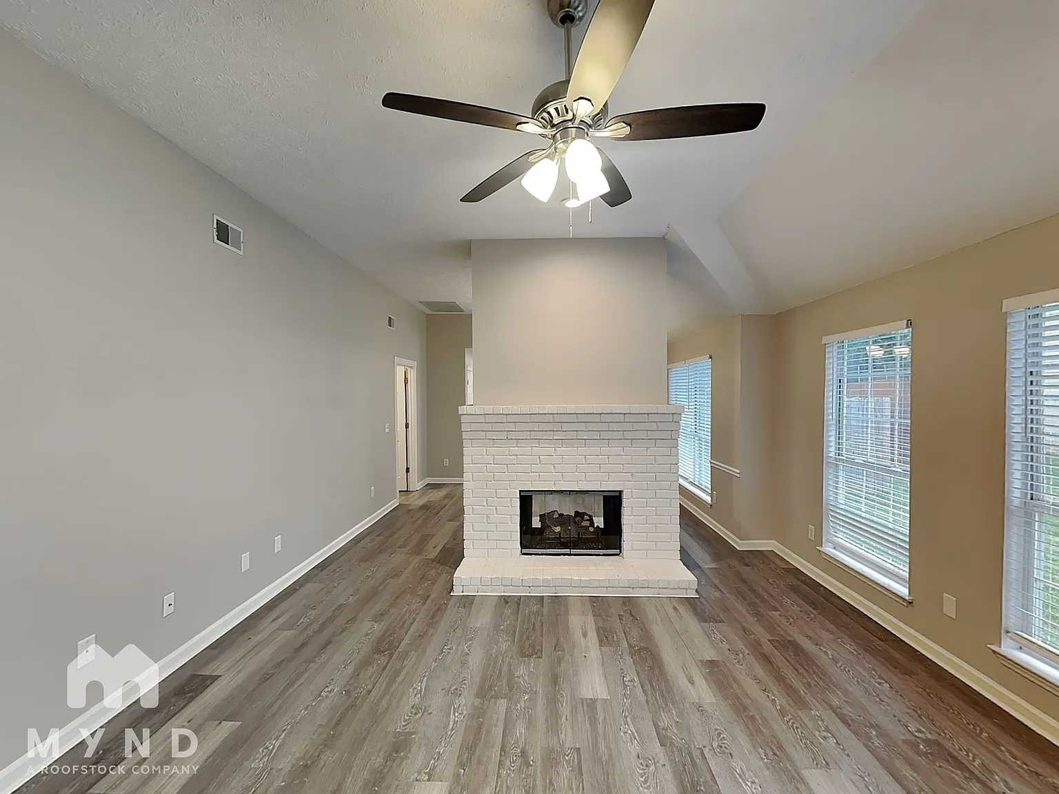 3 bed, 2.0 bath, 1489 sqft, $2,015 — Photo 4