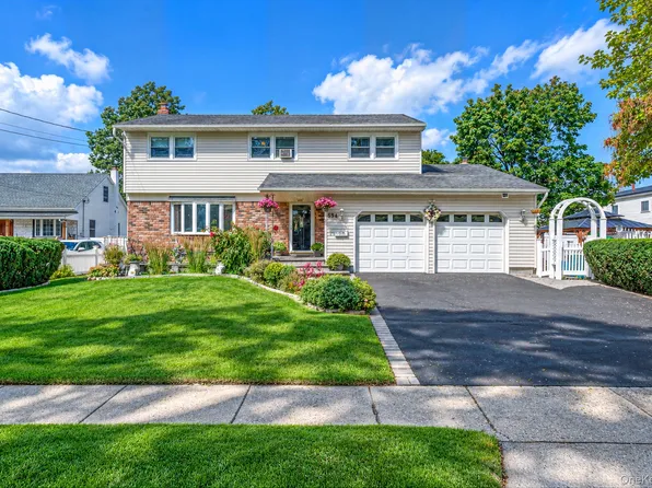 69A Erlanger Boulevard, North Babylon, NY 11703