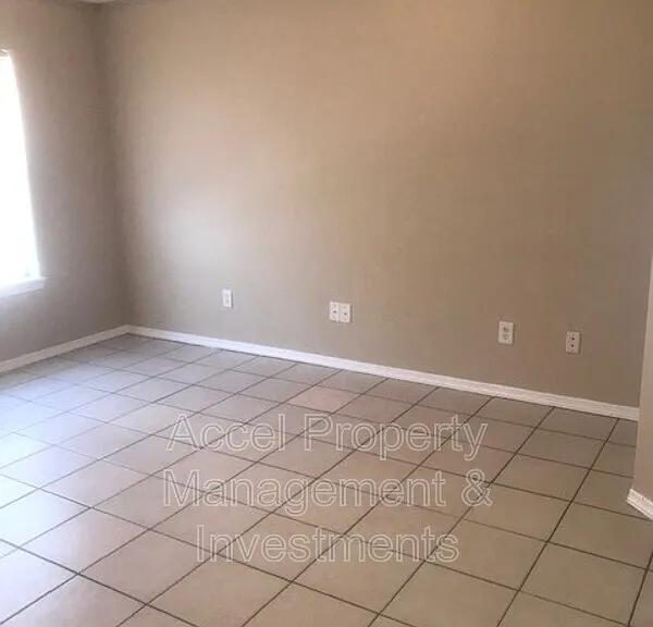 1304 E Quail St #D — Photo 3