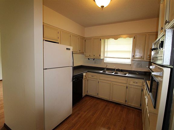 4th image of 1300 Tremont St