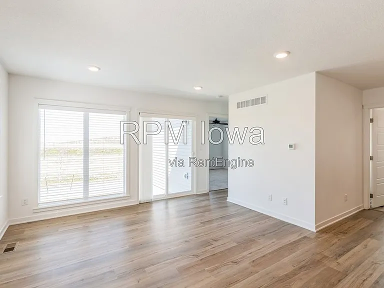 1241 NW Yorktown Dr — Photo 2