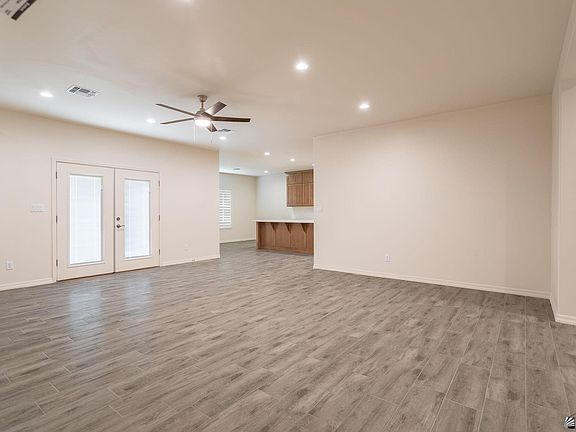 3rd image of 530 S Avenue C
