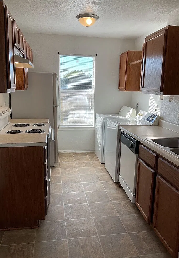 5904 Greengate Dr — Photo 2