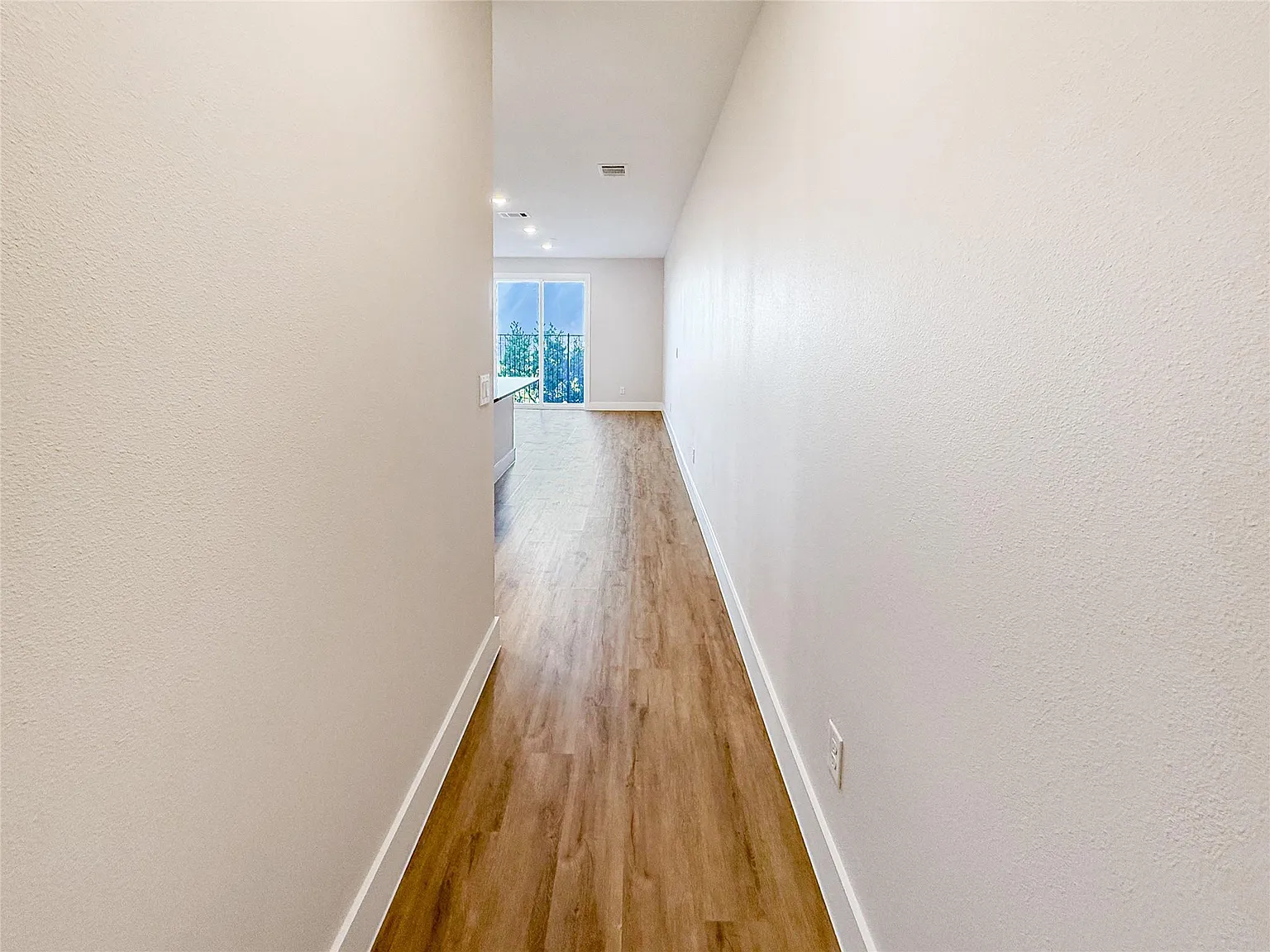 3 bed, 2.5 bath, 1843 sqft, $3,390 — Photo 3