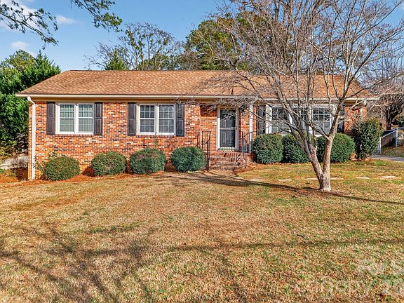 3rd image of 212 N Pine Lake Dr