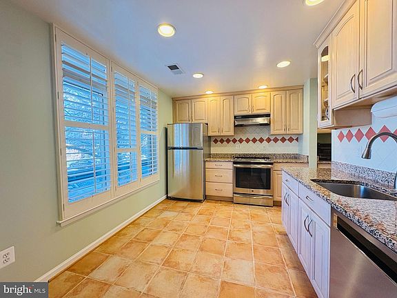 4th image of 1661 S Hayes St #2