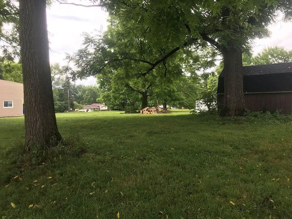 220 Robert Dr — Photo 2