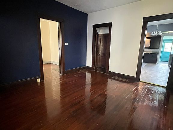 5th image of 608 W Spring St
