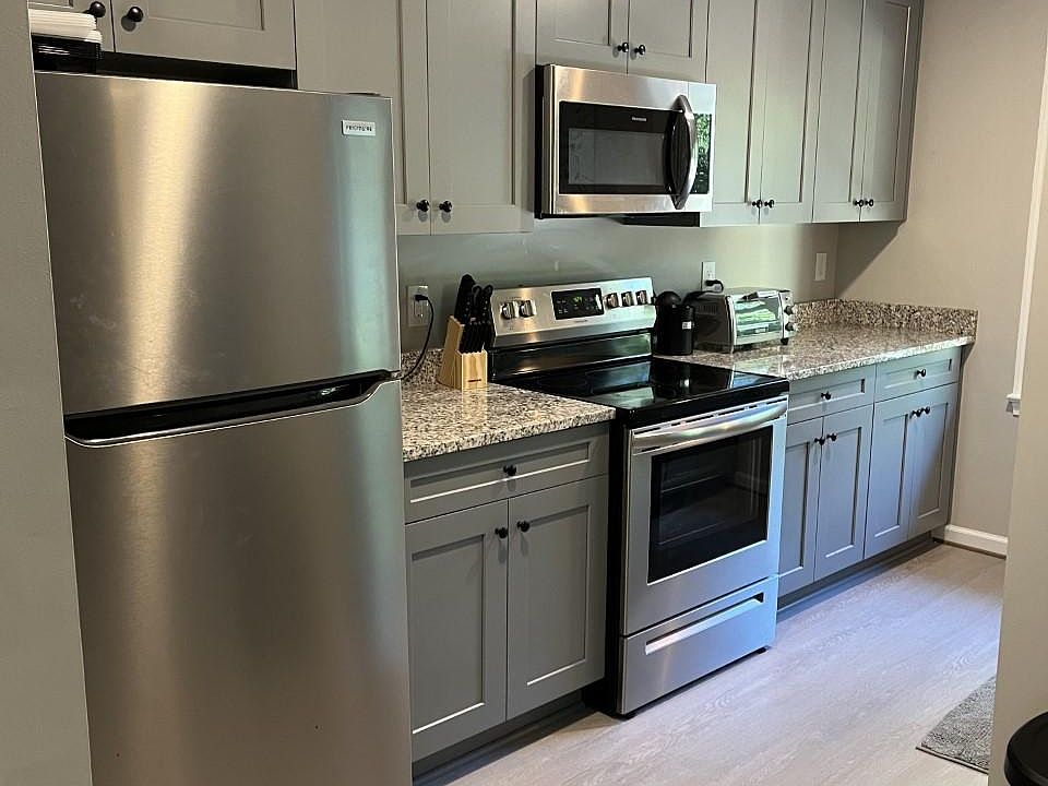 Granite Countertops, all wood cabinets and new appliances