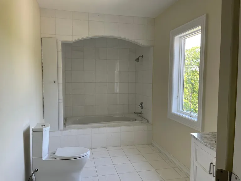Second floor en suite bathroom