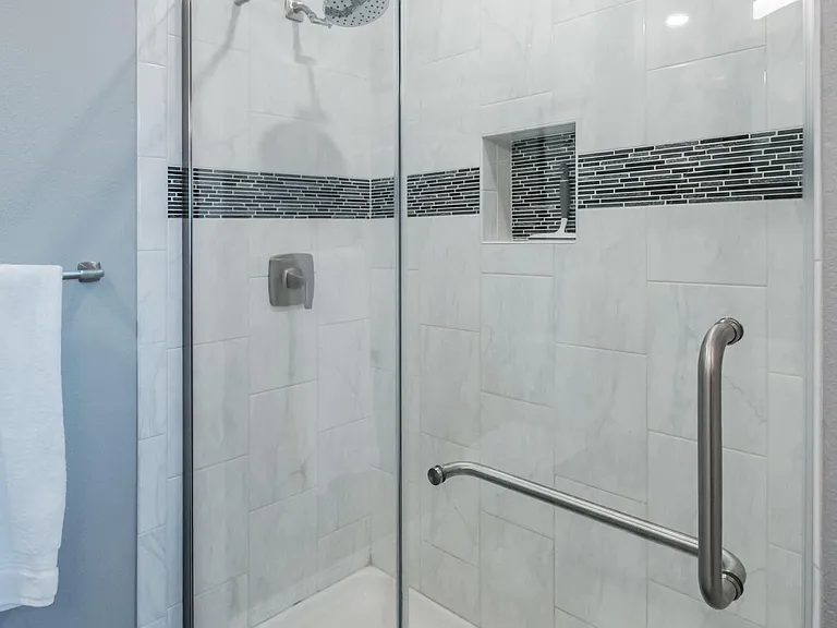 2215 Crestview Dr S — Photo 21