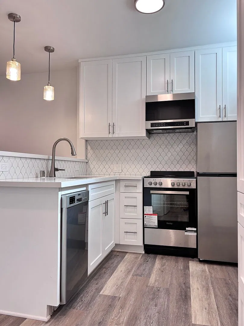125 South Croft Avenue (6610) — Photo 1