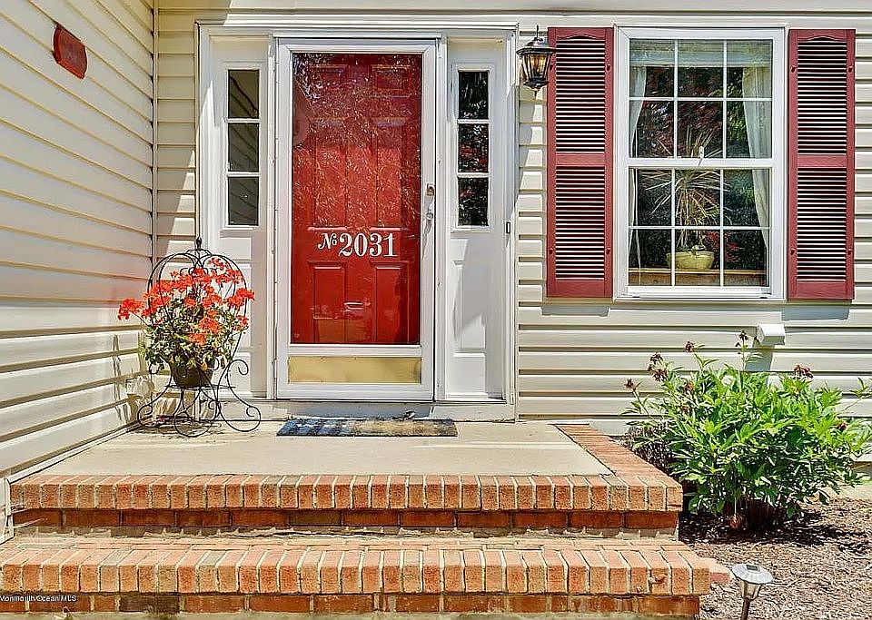 2nd image of 2031 Longewood Ln