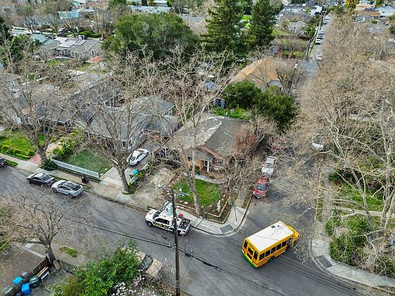 4th image of 204 Park St
