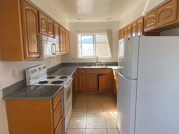 3rd image of 3832 Moorpark Ave #Iv