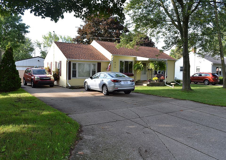 1st image of 935 Iroquois Ave