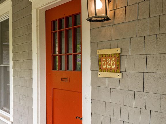 3rd image of 626 N 10th Ave E