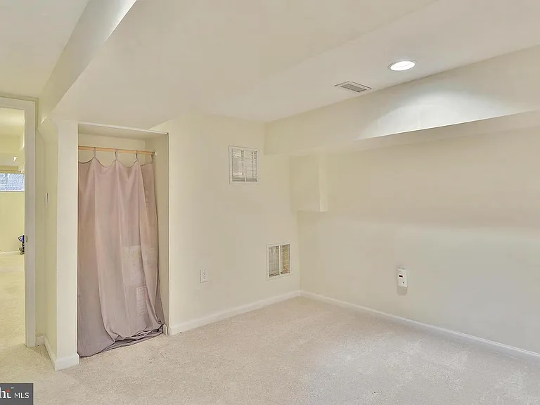 717 Hillsboro Dr — Photo 9