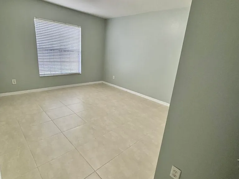1405 Trafalgar Pkwy — Photo 48