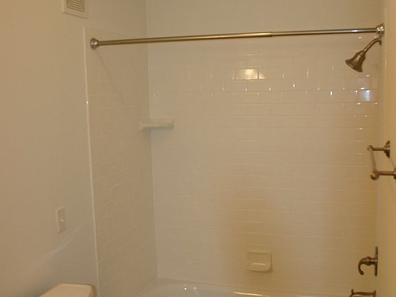 2nd image of 246 White Bridge Pike APT B8