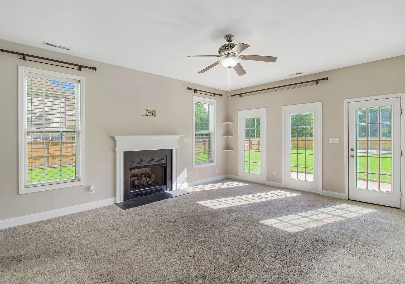 Huge 6 Bedroom Home In The Bluffs On The New River — Photo 4