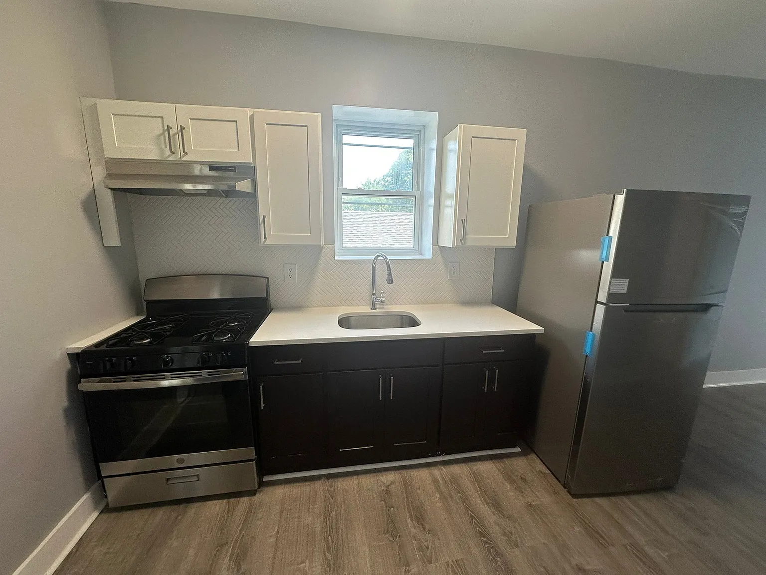 3 bed, 800 sqft, $2,150 — Photo 1