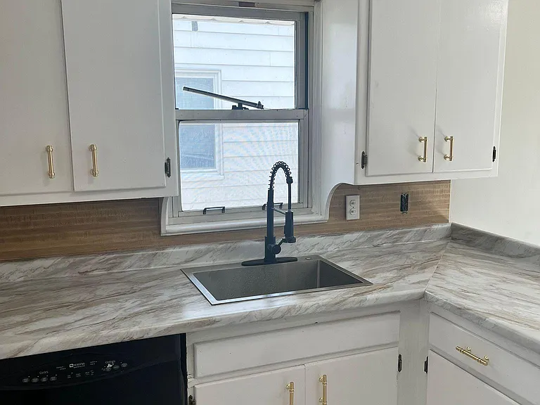 5203 Henry St — Photo 3