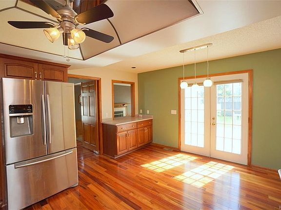 4th image of 327 Selkirk Dr